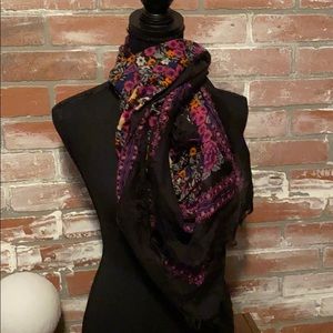 Beautiful scarf that can be used in so many ways